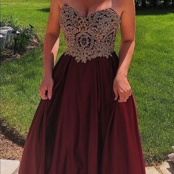 Gorgeous Maroon Prom Dress 💞 - Picture 2 of 4